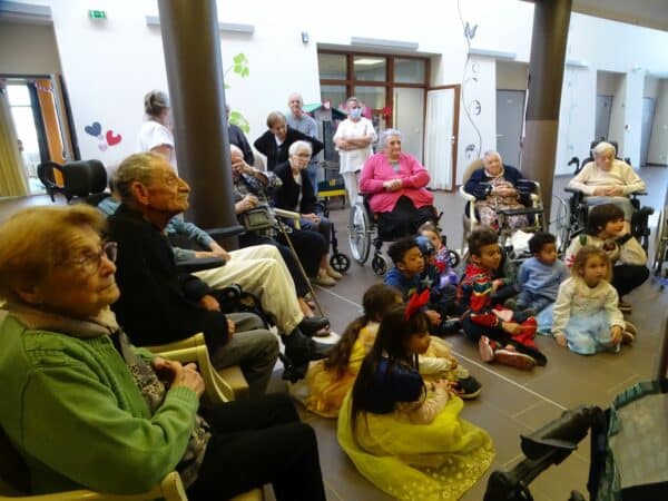 Des jeux et des sourires pour le carnaval des enfants de l'ALAE en visite à l'EHPAD de Boulogne.