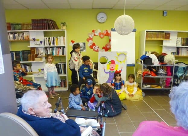 Des jeux et des sourires pour le carnaval des enfants de l'ALAE en visite à l'EHPAD de Boulogne.