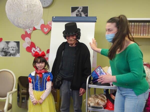 Chaque enfant de l'ALAE avec un papi ou une mamie de l'Ehpad déguisés a posé pour la photo marrante.