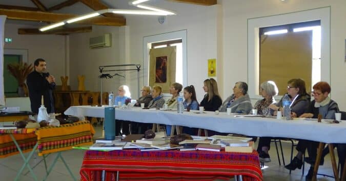 Une partie de la quarantaine de participants à la conférence sur le cacao, donnée par Hervé Duthu artisan chocolatier, à l'initiative de la Maison Gauloise.