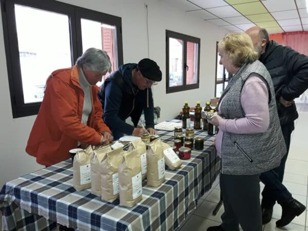 Le petit marché a pris sa place dans la salle communale dimanche, avec les ateliers nichoirs de l'association Le Bien Commun à Monléon.