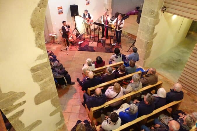 Ambiance chaleureuse et bonne musique au concert de Triangle à Monléon le 22 mars.