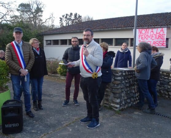 Autour du maire J.M. Losego, l'APE, les parents, les élus, les sympathisants, se sont mobilisés pour refuser la fermeture d'une classe de maternelle à Aurignac.