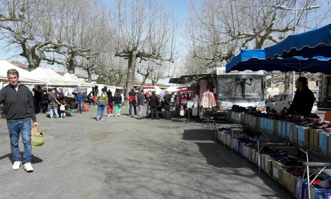 Foire du Printemps et du Goût à l'Isle en Dodon, le vide-greniers de l'APE des écoles.
