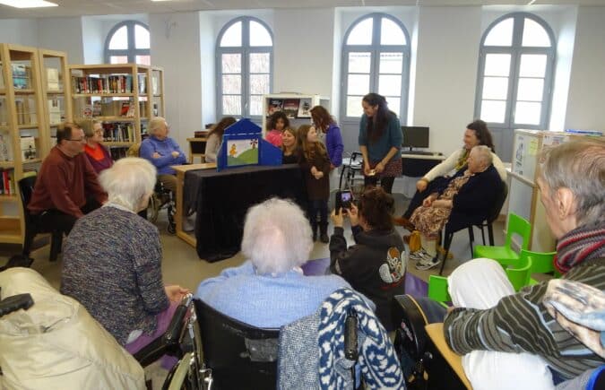 Un atelier créatif et une représentation de théâtre kamishibai à la médiathèque de Boulogne, avec les résidents de l'Ehpad et les enfants, autour du Chat Botté.