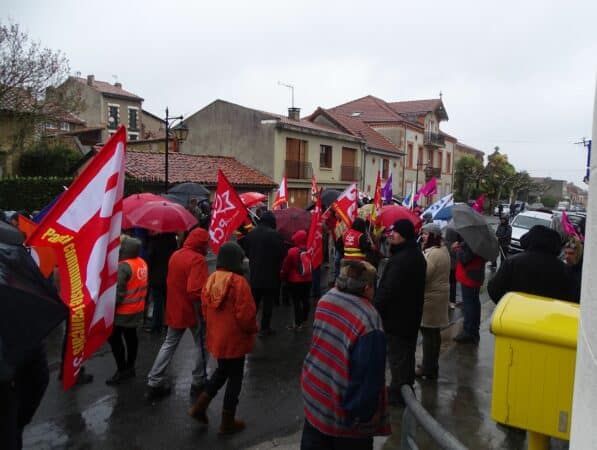 L'ensemble des organisation syndicales du Comminges ont manifesté devant la permanence du sénateur Medevielle à Boulogne sur Gesse, contre le projet de réforme des retraites.