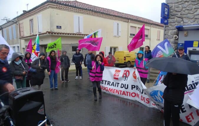 L'ensemble des organisation syndicales du Comminges ont manifesté devant la permanence du sénateur Medevielle à Boulogne sur Gesse, contre le projet de réforme des retraites.