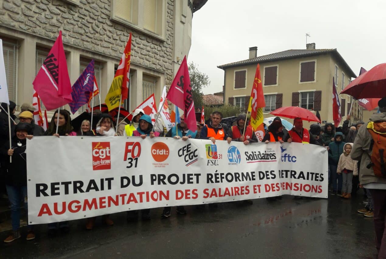 L'Intersyndicale du Comminges s'est rassemblée devant la permanence du sénateur Médevielle pour continuer la lutte contre le projet de réforme des retraites.