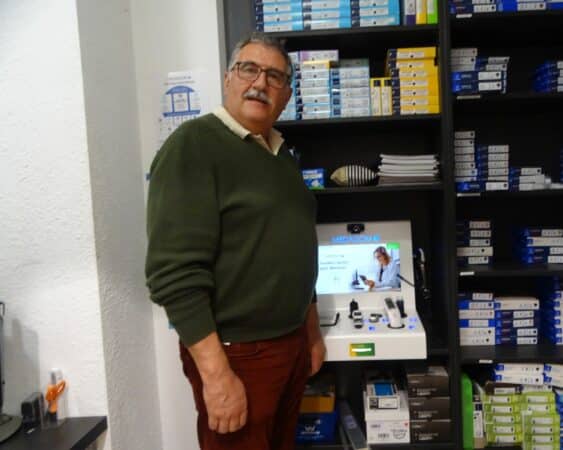 Michel Tourrou, pharmacien à Boulogne, devant la nouvelle borne de consultation médicale à distance, Médadom.