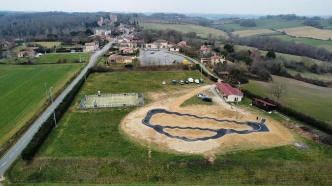 Une nouvelle activité sportive à Saint Blancard, un pumptrack, piste à bosse pour rouler !