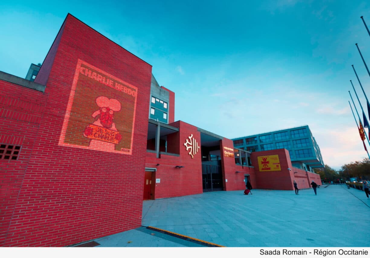 Projection des Unes de Charlie Hebdo avec les carictures en hommage à Samuel Paty sur la façade de l'hotel de Région, Toulouse (31), octobre 2020