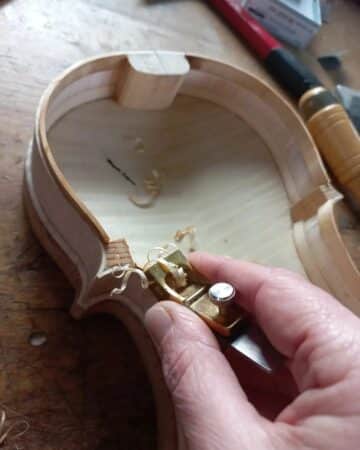 Manier le rabot noisette, un des gestes de la luthière Magalie Calpena.