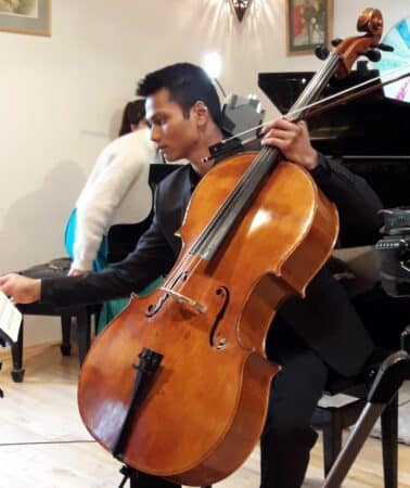 Un violoncelle haut de gamme, en bois précieux, fabriqué par Magalie Calpéna, et dont le concertiste Antoine Moulard tire la quintessence musicale.