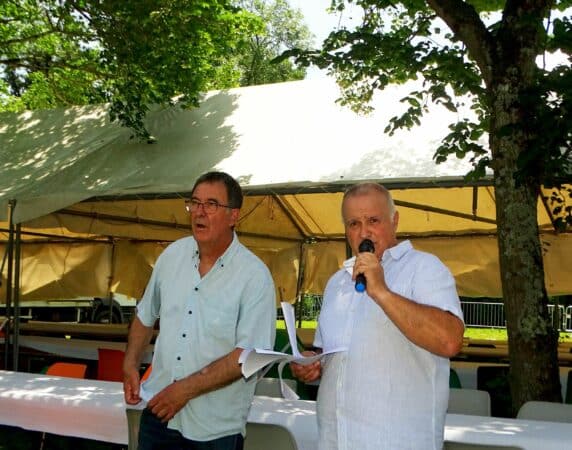 Les 100 ans de l'USL à Larroque (Daniel Touzane et le maire Jean-Louis Renon).