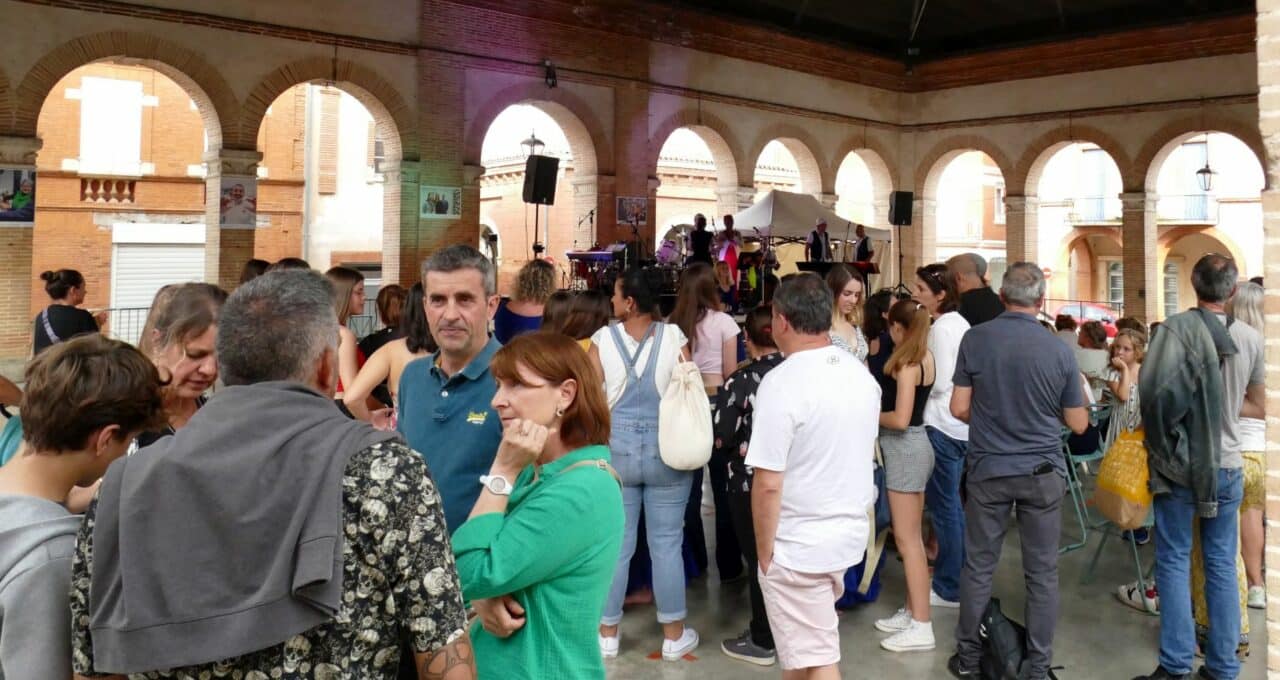 Beaucoup de monde sous halle centrale