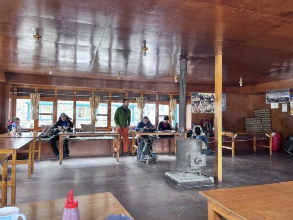 Kevin et son fils Dave au repos à Katmandou avant d'atteindre le camp de base de l'Everest.