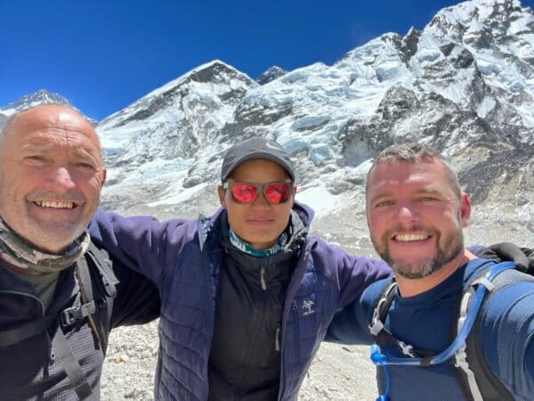 Kevin et Dave, avec leur guide népalais, au camp de base de l'Everest, à 5 300 m d'altitude.