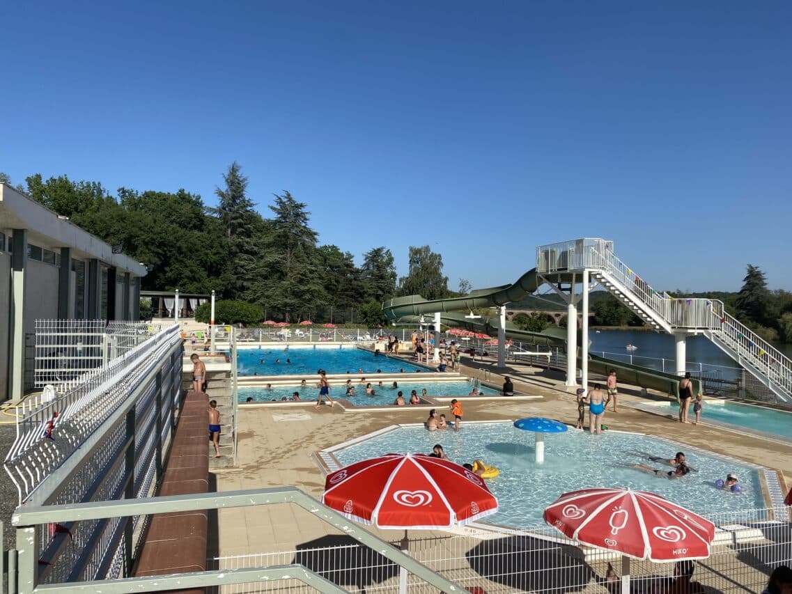Cours de natation et aquagym à la piscine de Boulogne cet été.