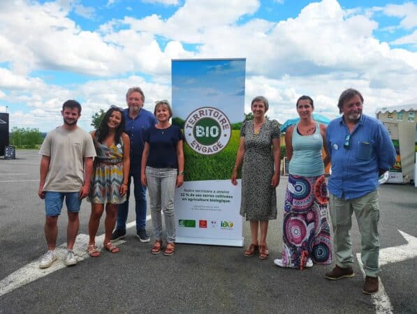 Christine Hupper maire de Saint Blancard (à dr du panneau) et les acteurs de la journée événement des Territoires bio Engagés.