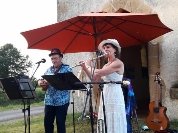 Une soirée musicale sous le signe du talent et de la sincérité avec le duo Dr Uke and the Lady, à la chapelle de Péguilhan-Lunax.