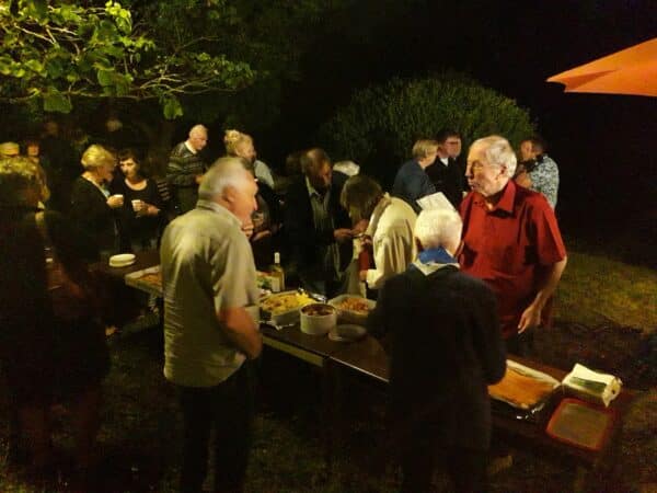 Un moment de partage autour d'un verre et d'une collation sous les étoiles après le concert de Dr Uke and The Lady.