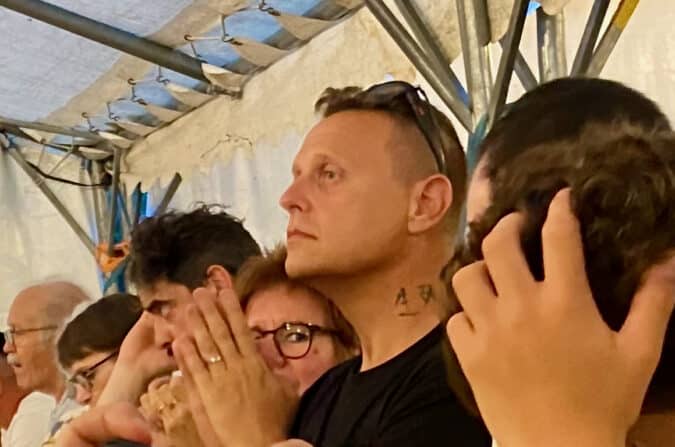 Le père Frantz donne le benicite avant le repas