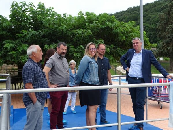 Inauguration de la piscine Marc Granjon à Aurignac, en présence des officiels et des personnalités locales.