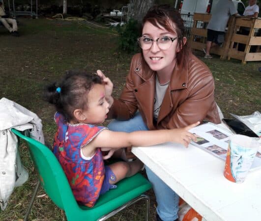 Au Festival Music Live de Larroque, atelier maquillage pour les enfants avec Isabelle.