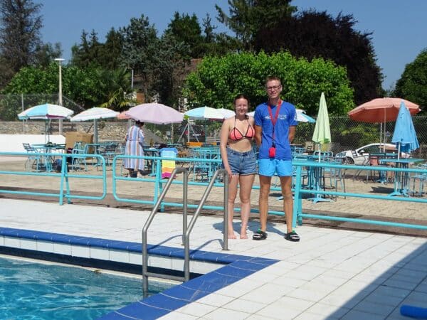 Pauline et Arnaud, les anges gardiens de la piscine de Montmaurin, ouverte pour la saison d'été.