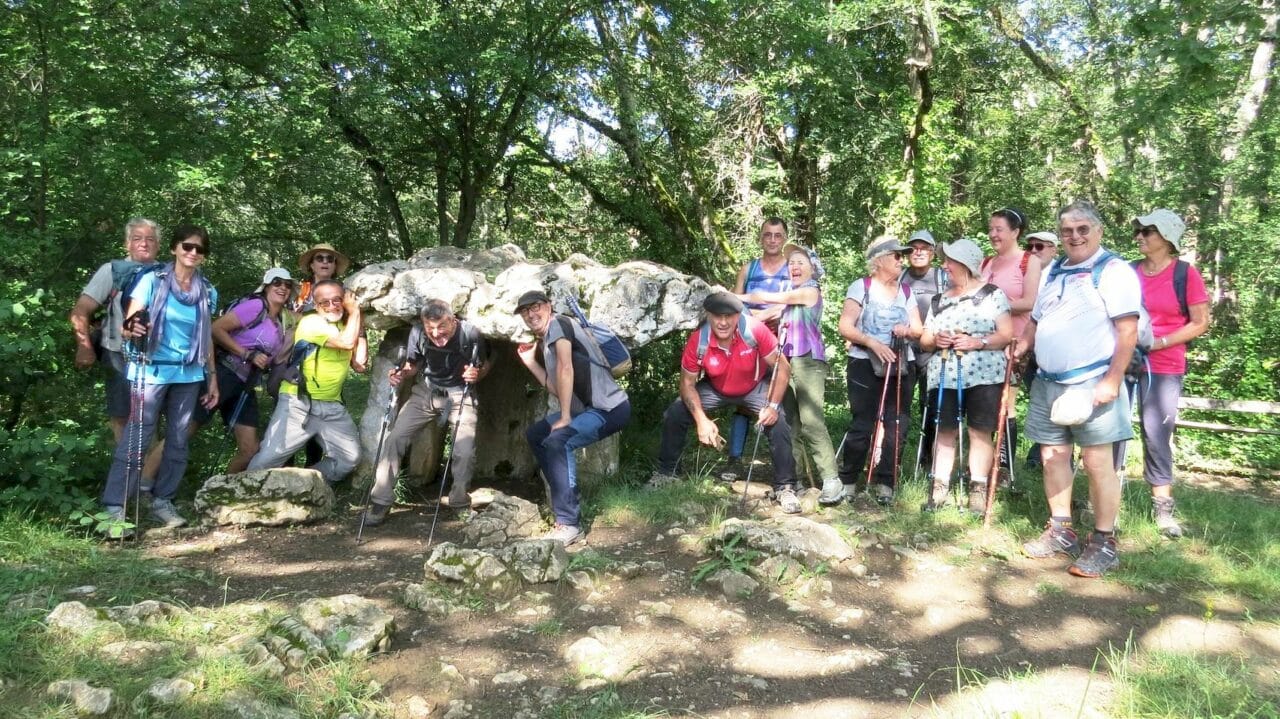 Les marcheurs Blajanais réussiront-ils à soulever ce dolmen du Mas d'Azil ? les paris sont ouverts...