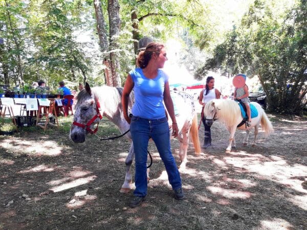 Démonstrations d'artisanat médiéval à la foire de la Magdeleine à Saint Blancard. (promenades à poney)