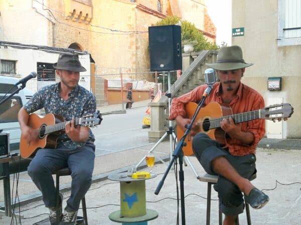 Une superbe soirée à la Taverne de Monléon avec les Frères Trimards, guitaristes manouches talentueux.