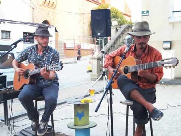 Une superbe soirée à la Taverne de Monléon avec les Frères Trimards, guitaristes manouches talentueux.