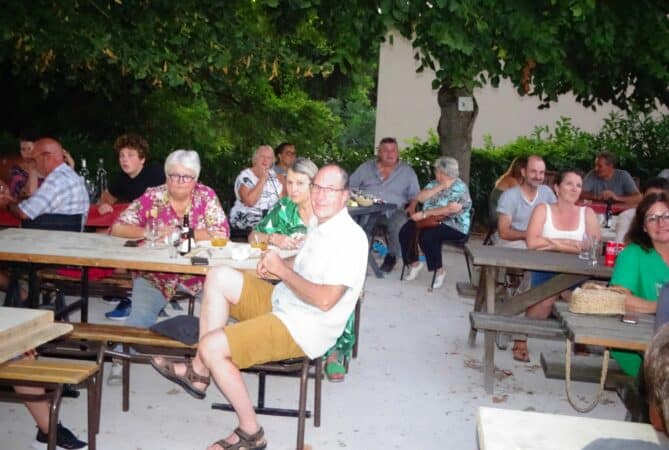 A la Taverne le public a apprécié la soirée organisée par Jessica et Rémi, avec le concert de Triangle +, vendredi soir 18 août.