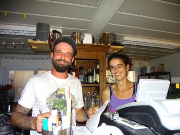 Rémi et Jessica, les patrons du bar restaurant la Taverne à Monléon Magnoac, un lieu chaleureux et accueillant, à leur image.