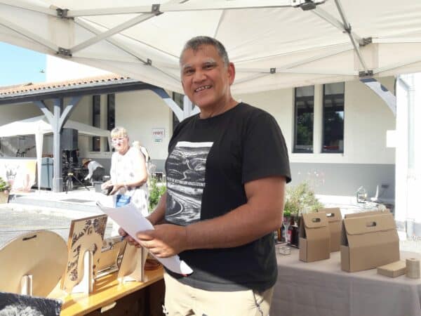 Le premier marché de créateurs et d'artisans a réuni de nombreux talents à Chélan le week-end dernier (brasserie et tableaux au laser Chris Dom).