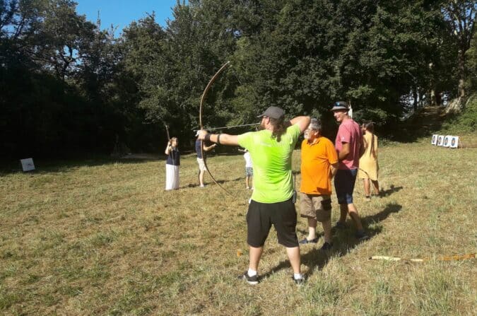 Une initiation à la chasse préhistorique avec tir à l'arc et à la sagaie pendant le Festival 31 Notes d'été à Aurignac. (en photo le directeur du musée de l'Aurignacien Sébastien Marzin vise sa cible).