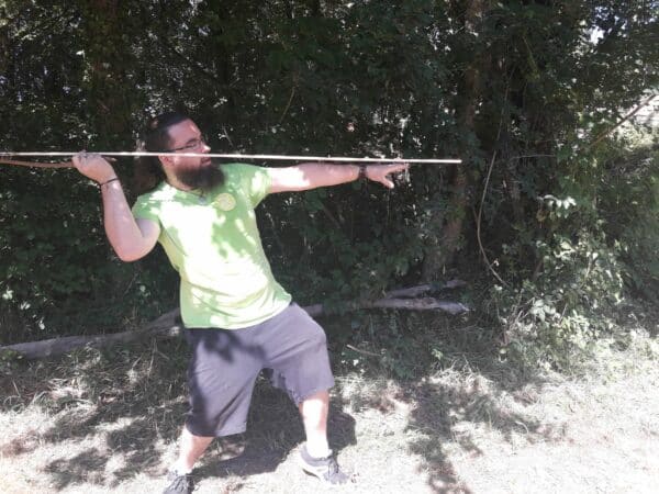 Le geste auguste du chasseur préhistorique à la sagaie.