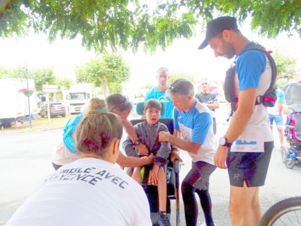 Maxence se prépare au départ du trail dans sa joëllette.