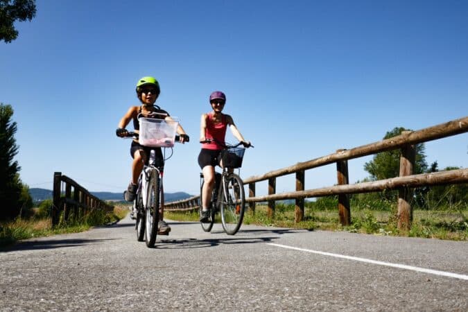 Chaque année, les voies vertes sont à l’honneur pendant tout le mois de septembre. À cette occasion, l’association française pour le développement des vélos routes et des voies vertes (AF3V) organise la Fête des Voies Vertes