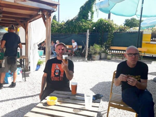 Les fans de disques vinyles à la recherche de la perle rare au Beer Garden d'Aurignac, lors de la Vinyle Idylle le 10 septembre.