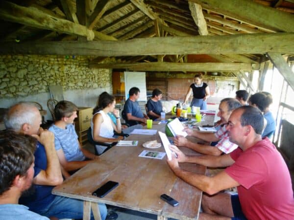 Cédants, repreneurs, futurs installés, agriculteurs et éleveurs, ont échangé expériences et questions sur le thème de la transmission en élevage, à Mondilhan chez Lionel Ferrère.