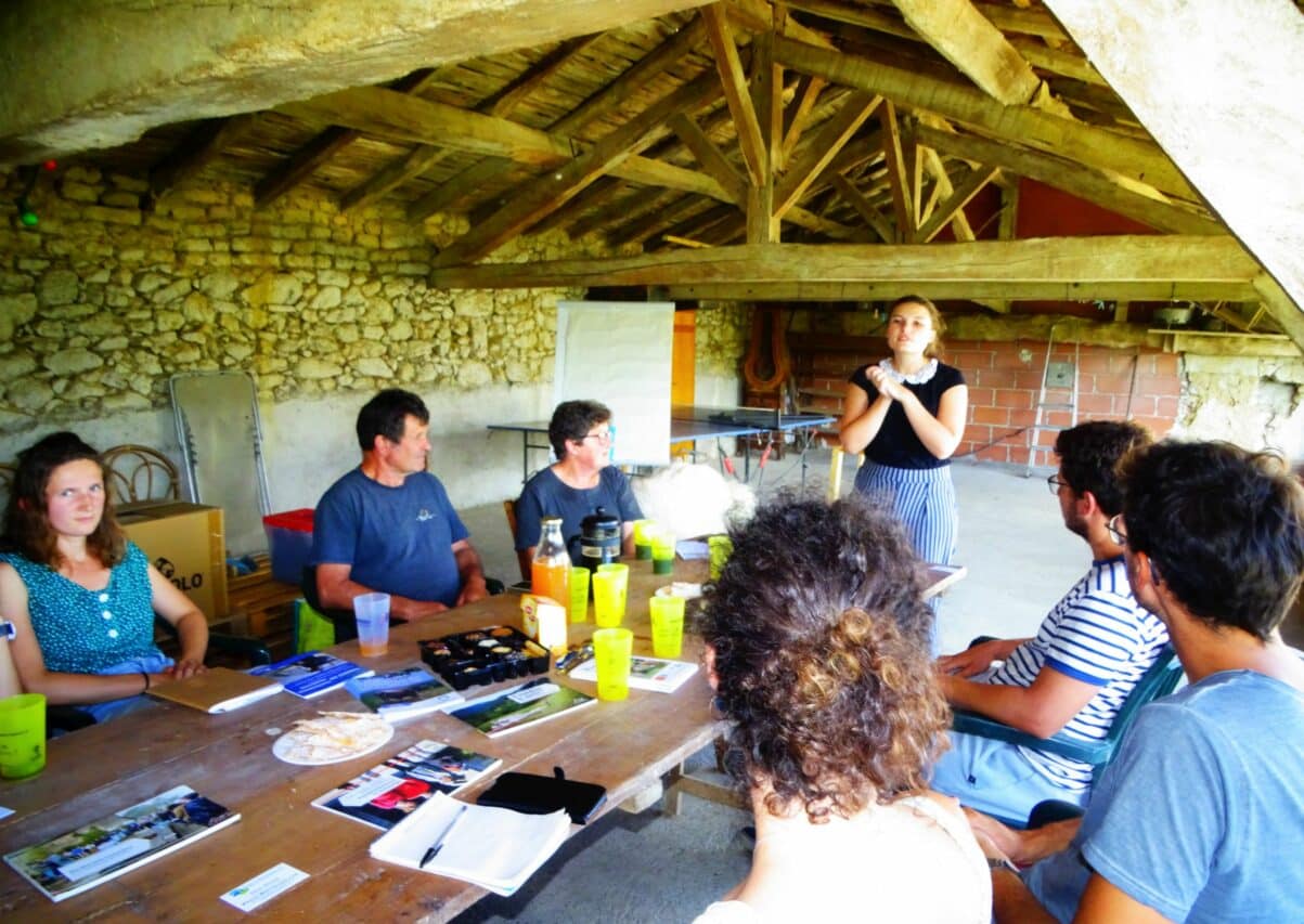 Margot Calluaud, animatrice ADEAR 31, a dirigé les échanges au Café paysan de Mondilhan.