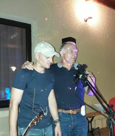 Le maire de Charlas Jean-Pierre Duclos lance la fête d'au-revoir à l'ancienne salle des fêtes, bientôt totalement rénovée et tranformée.