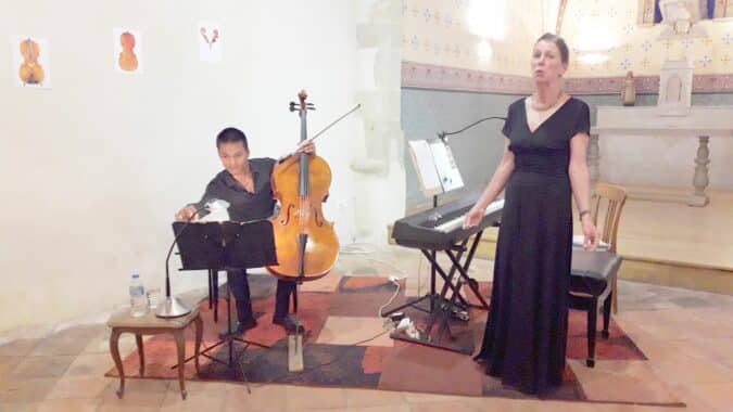 Antoine Moulard au violoncelle et Elisabeth Roelly au piano à la chapelle de Monléon.