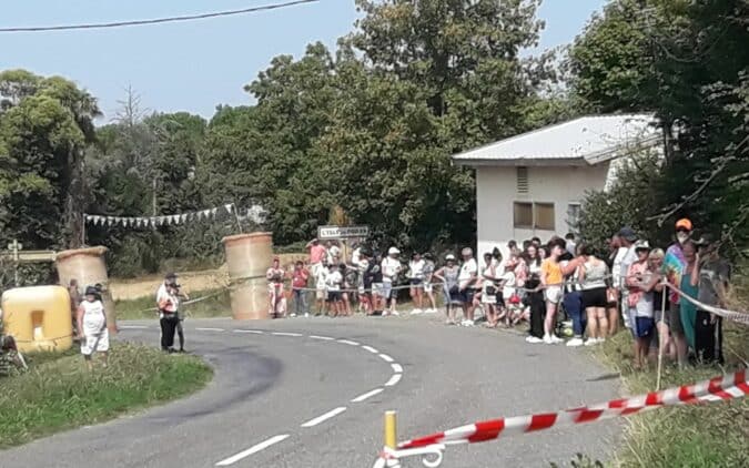 Le public massé en divers endroit du circuit pour la course de caisses à savon.