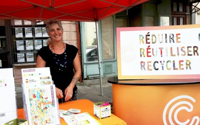 Le stand tri et recyclage de la communauté Coeur et Coteaux du Comminges au Festival du bien-être de L'Isle en Dodon.