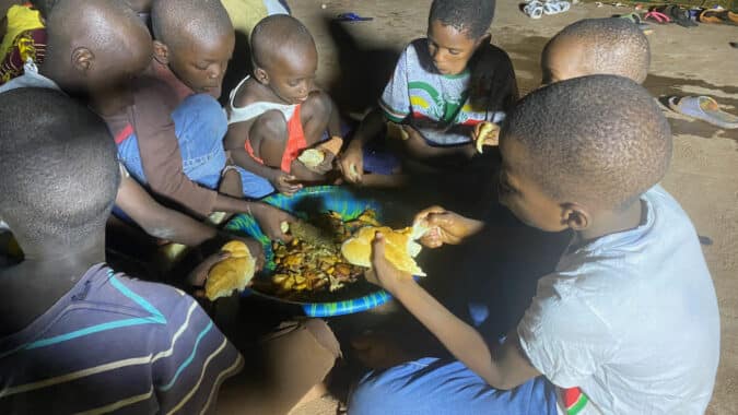 Un repas en commun sur le toit de l'orphelinat à Bamako