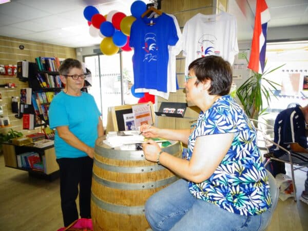 Béatrice Dillies dédicace à ses lecteurs son ouvrage Un génocide oublié, la voix brisée du peuple kurde, à Boulogne mercredi dernier. (en photo Nicole).