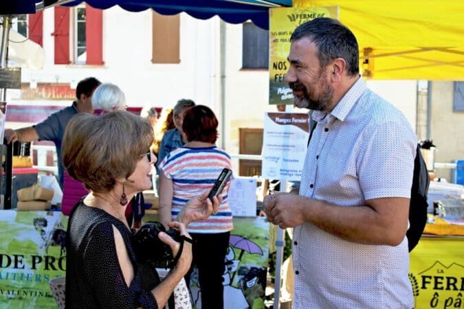 Le maire d'Aurignac Jean-Michel Losego au micro de la Petite République.com lors de la foire d'automne de l'ACVA.